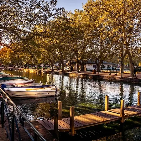 Golden Parking Proche Du Annecy